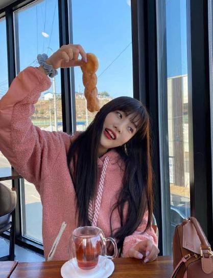 原创24岁朴秀荣太可爱了黑长直齐刘海配粉色外套少女的感觉有没有