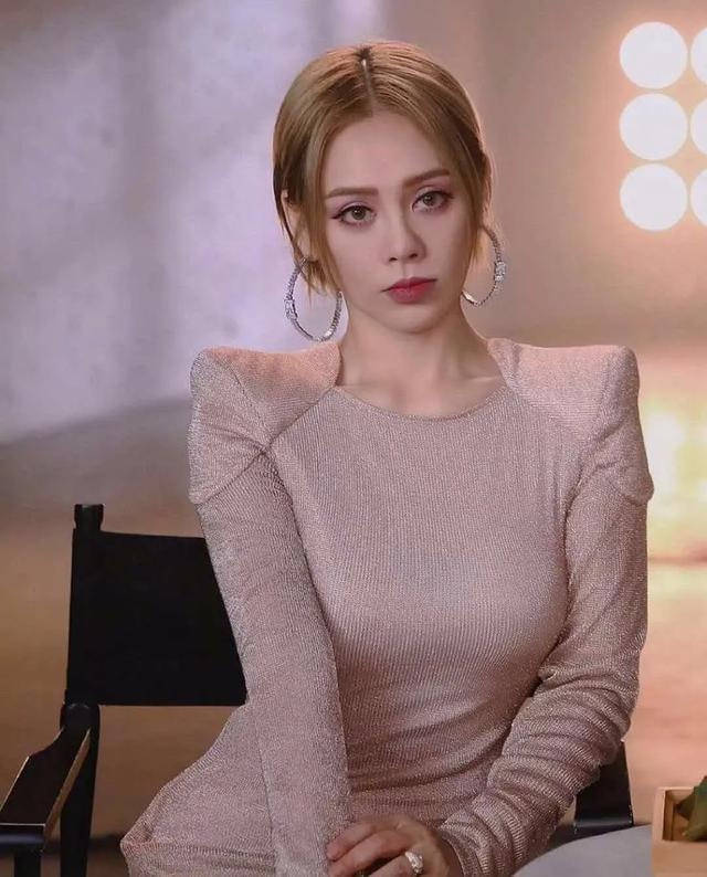 宁静穿露脐装身材火辣剪萝莉短发充满活力看不出真实年龄