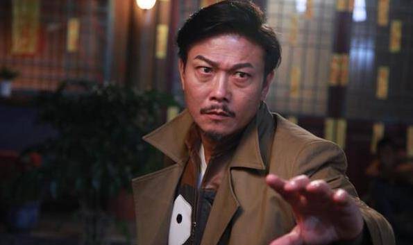 57岁钱小豪近照,身材强壮,看上去很帅,他的容貌非常像韩鲜肉_庞景峰