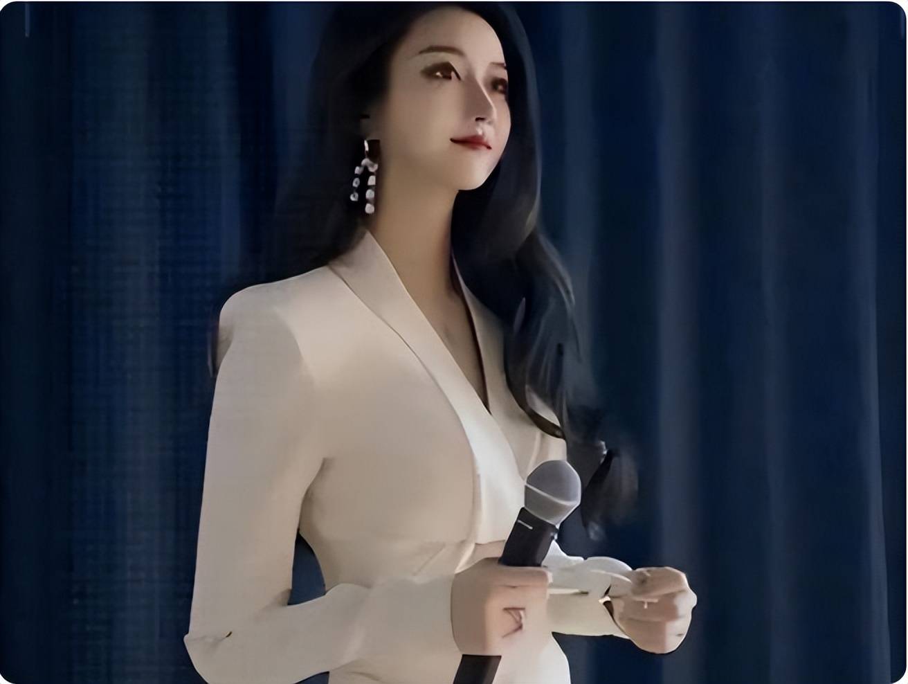 上海某高校高颜值女教师走红,美到难用语言形容,评论