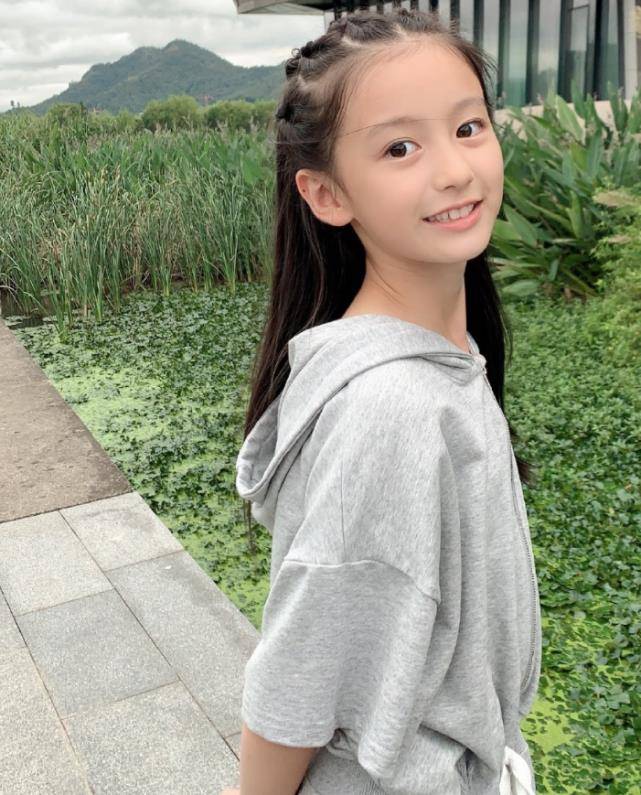 最美童模裴佳欣,才9岁就会拿电线当鞋穿,秀出的