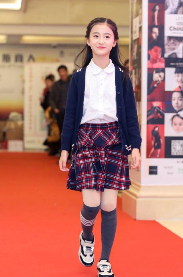 还登上了舞台,在这个造型上,裴佳欣因为搭配的小短裙,所以就更加的