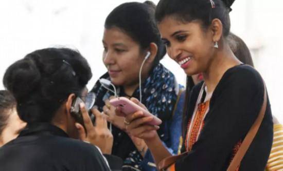印度人向中国游客炫耀：我们人手一部新手机！国人看后一脸尴尬