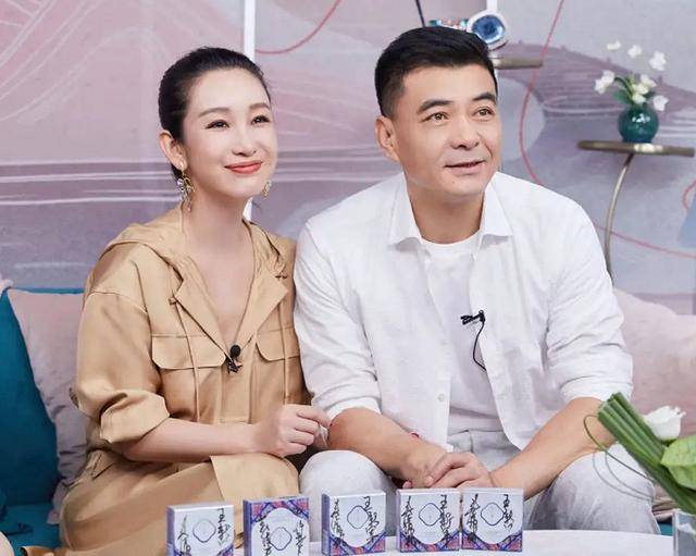 王新军真是捡到宝,43岁秦海璐美貌依旧,身穿衬衫裙优雅端庄