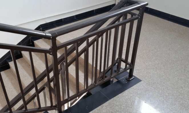 楼梯冲门退财屋开门能看到楼梯的一定要注意