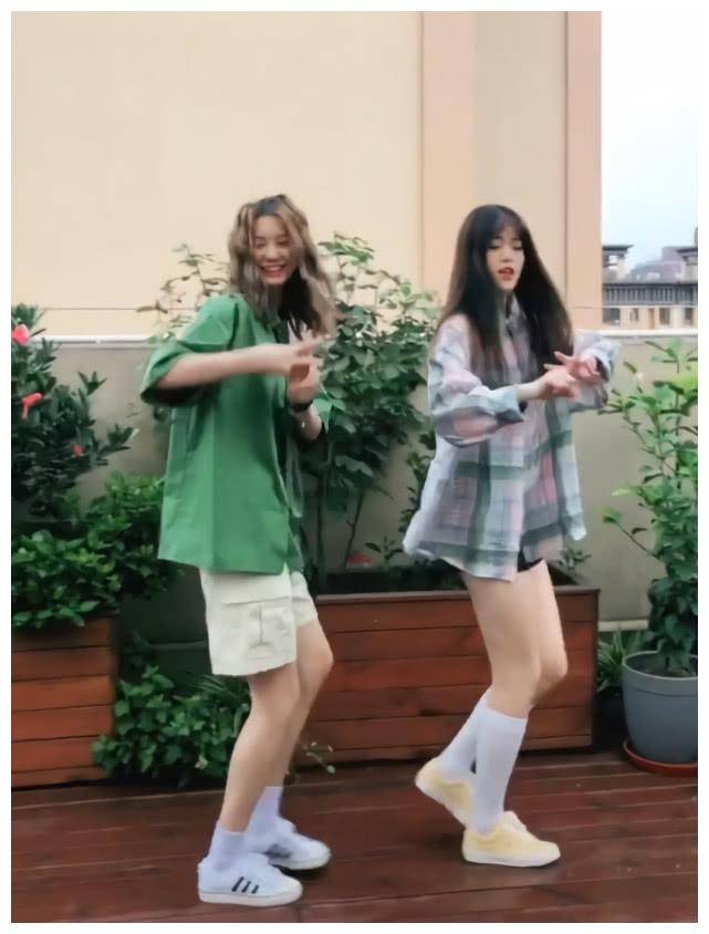 闺蜜同露30cm腿,但短裤 长袜赢了长裤 短袜:位置很重要!