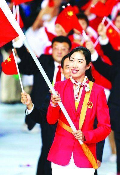 李颖晒近照,并配文:一回眸,已是大半生!