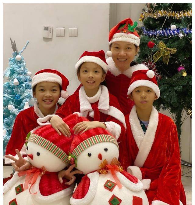 家里琐事全都管,还要一边工作一边带三个孩子,可以想象周群的生活