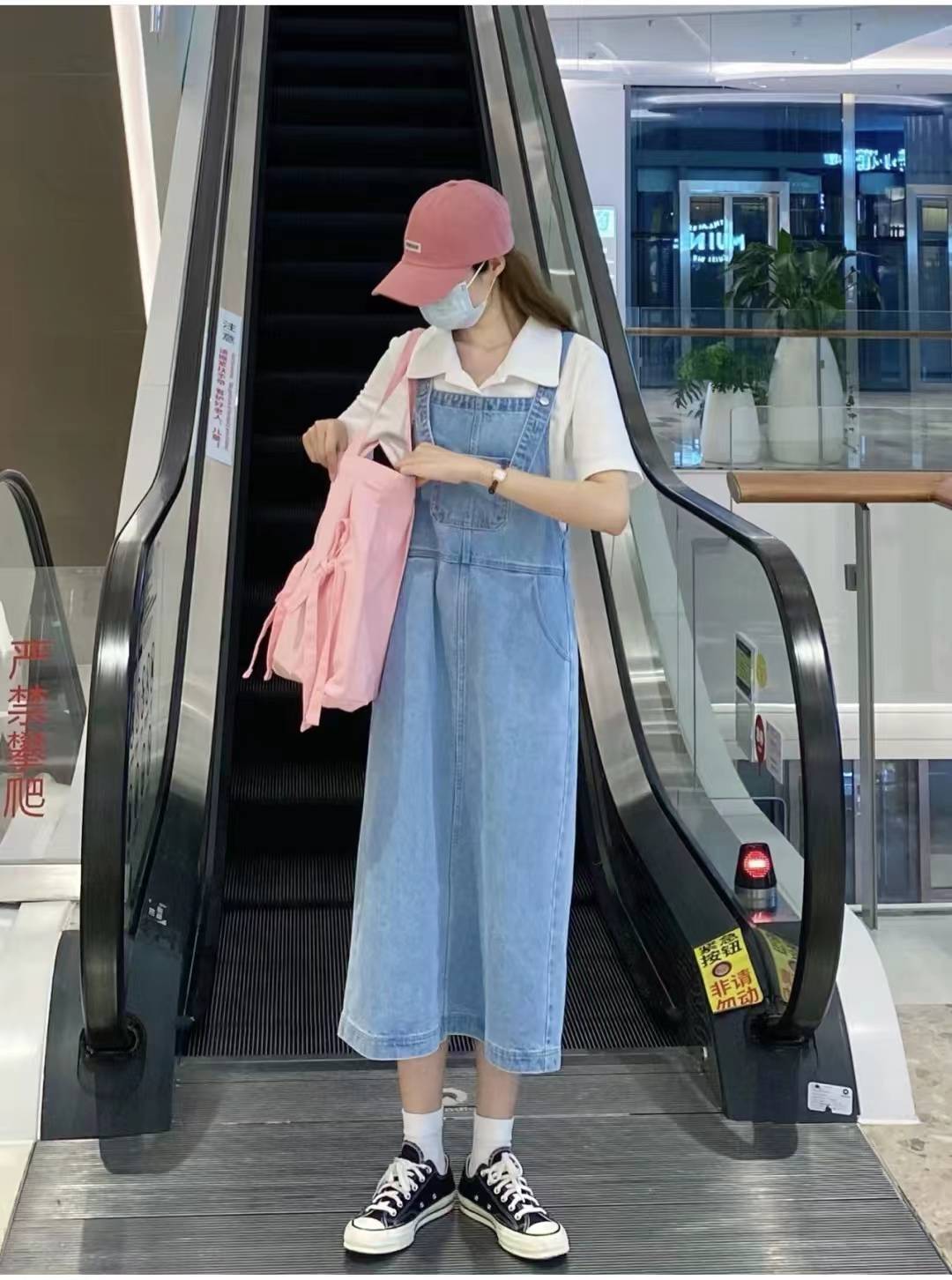 原创牛仔背带裙配什么上衣好看牛仔背带裙配什么鞋子好看