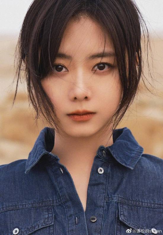 谭松韵沙漠氛围感大片着牛仔套装搭配墨镜个性十足