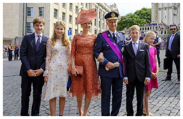 比利时王后穿蕾丝裙带4娃亮相国庆日活动美如画报！公主王子吸睛