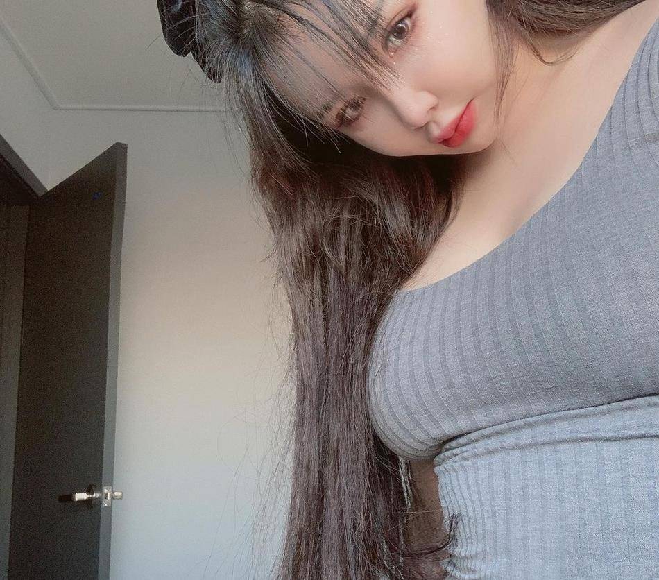 原创朴春减肥后晒近照身穿连衣裙出镜被指嘴唇红唇脸蛋僵硬