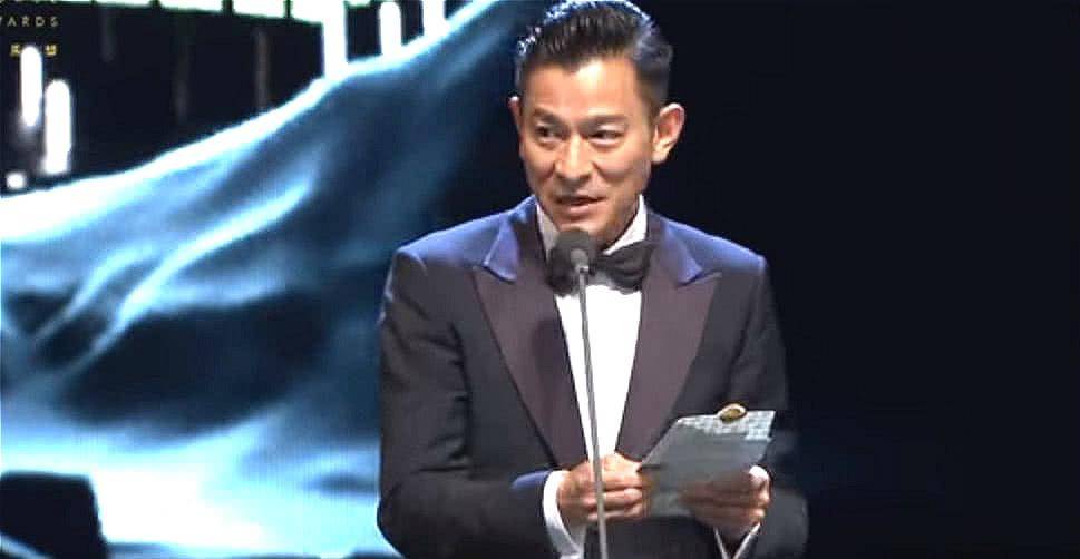 台下的刘德华起身敬礼,画面十分和谐.