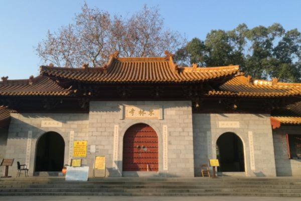 江西省内的一座寺庙，距今为止已有1600多年历史，不准穿短裤进入
