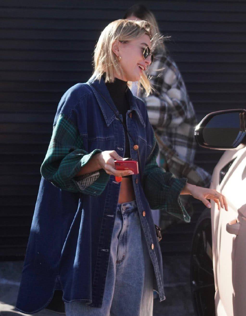 24岁海莉比伯现身街头剪短发后秒变阳光少女超模气质太出众