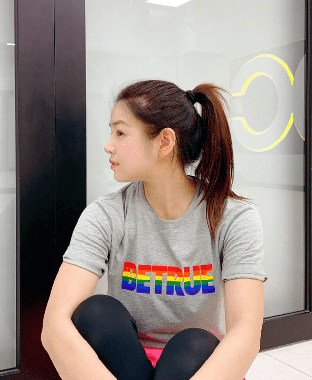 马尾辫绝对是一款很减龄的发型,是不少学生妹上学出街必备的造型.