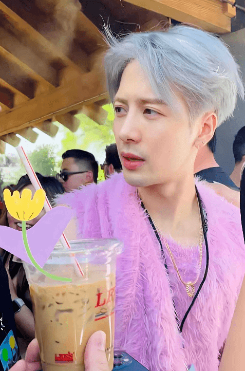 观众很辣眼,王嘉尔露半截屁股,王一博不拉拉链_陈志朋_粉色_服装