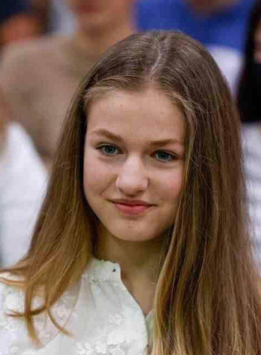 西班牙公主还有婴儿肥,175穿衬衫 牛仔裤比例出众,气质也变成熟_诺拉