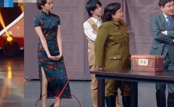原创关晓彤穿高跟鞋久了脚太累看到她放松姿势真当摄像机不存在