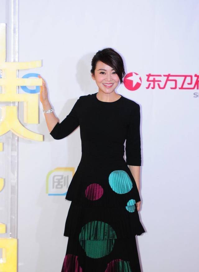 闫妮瘦下来太美了,拼接蛋糕裙温柔有型,"蜜蜂腰"可真撩人_时尚_身材