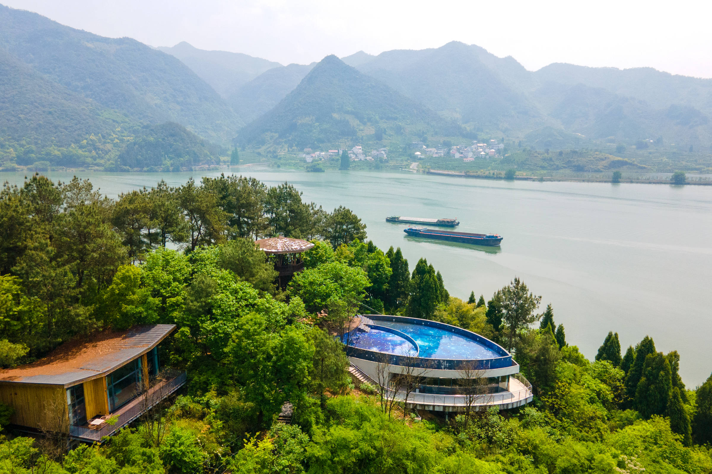 原创建德藏着一家绝美山水酒店遗世独立堪称现实版富春山居图