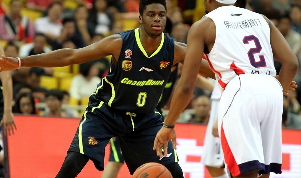 在参加nba选秀之前,穆迪埃为了赚钱养家,来到了千里迢迢的中国,加盟