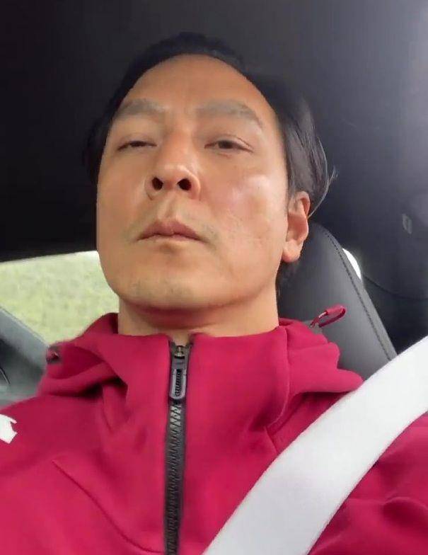 原创46岁吴彦祖晒近照大变样油光满面发际线超高身体还频繁亮红灯