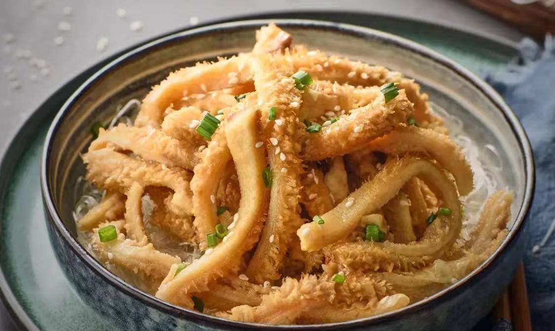 牛肚爽滑弹牙有韧劲,芝麻酱香浓,这道菜凭借出色的口味俘获了老北京人