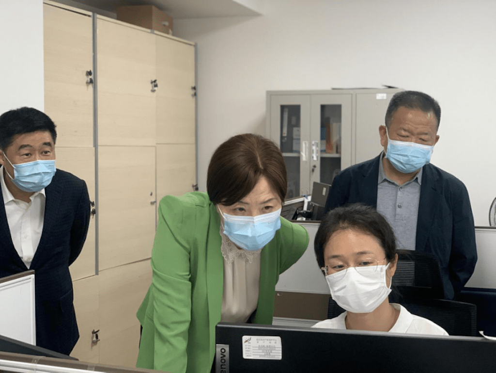 座谈会上,市市场局党组书记,局长朱亚汇报了武汉保护中心组建以来的