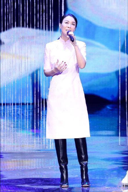 但不是每个人都适合过膝长靴,像那英的这身旗袍造型,清新甜美的粉白色