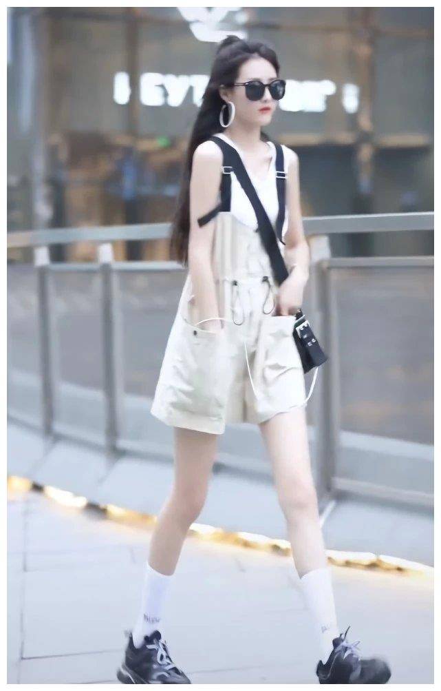 晨妍终于不穿马丁靴黑液体鞋搭牛奶袜腿白得像涂了奶粉