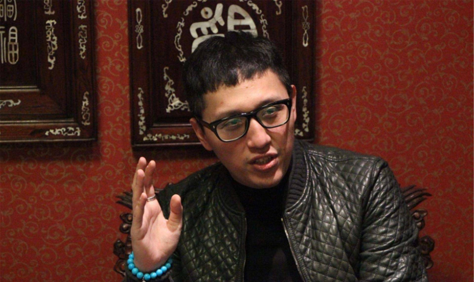 原创浙江台一哥华少近照曝光胖到扣不上领口啤酒肚更抢眼