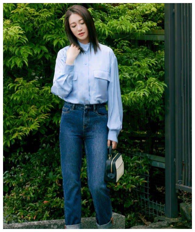 就像李小冉的这个造型,她穿着蓝色衬衫,搭配牛仔裤,李小冉的这件搭配