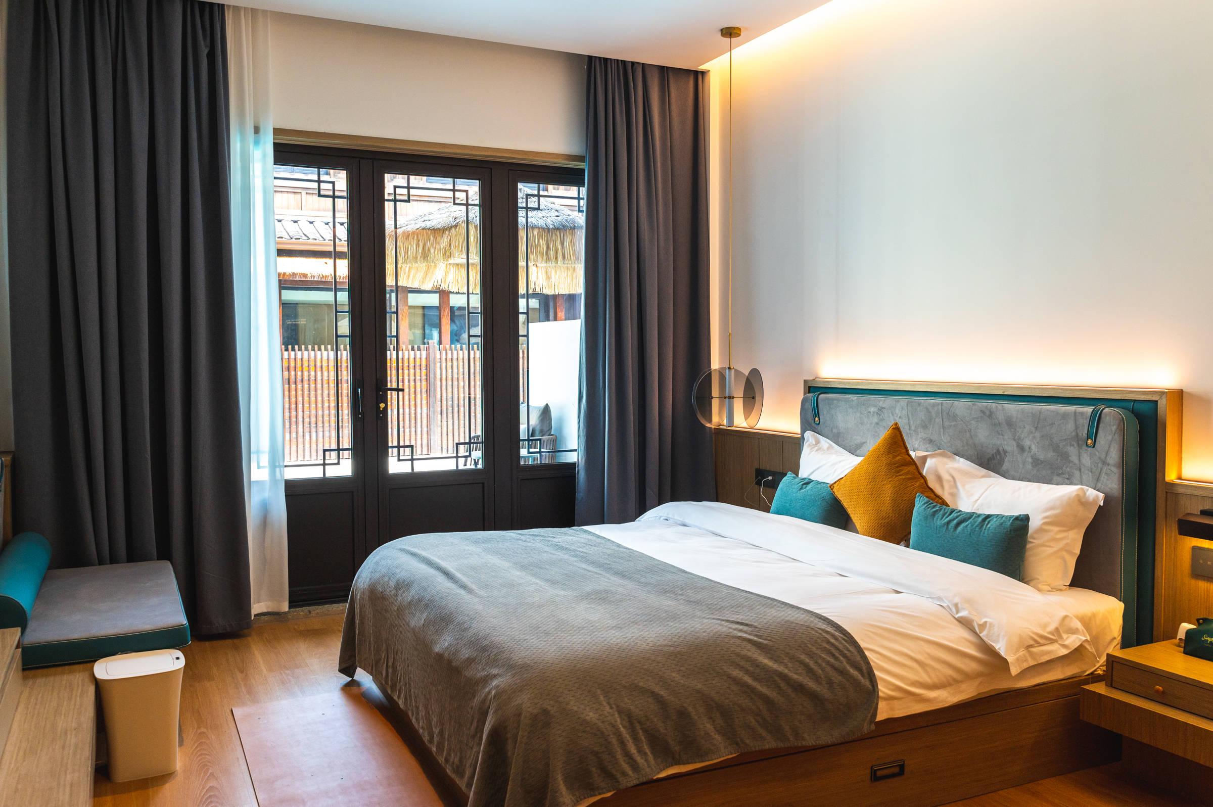 建德梅城镇网红民宿,散落在粉墙黛瓦里的露天泳池,景色超美