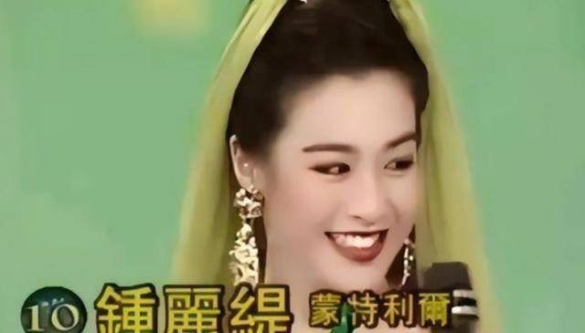 钟丽缇的长女晒出一张照片,她身着一袭白裙,站在大片樱花旁,脸上挂着