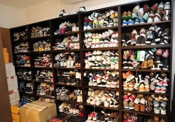 其实早前陈冠希晒出的照片中也暴露出过豪宅的装修,就连鞋柜都如此