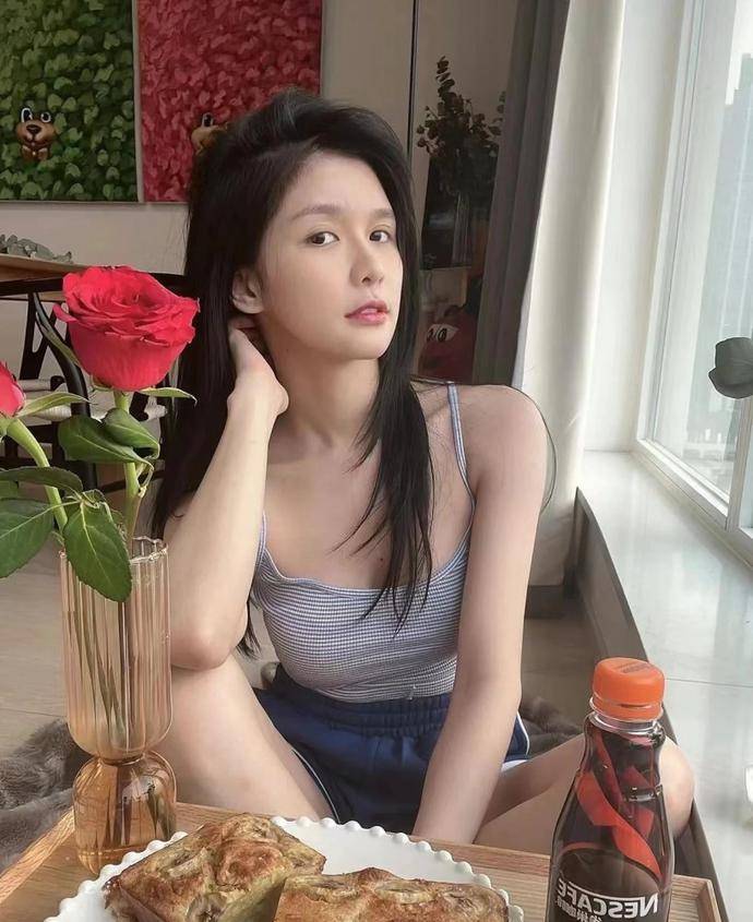 原创蔡卓宜和王大陆短暂分开一个人享受下午茶眼皮松弛变样了