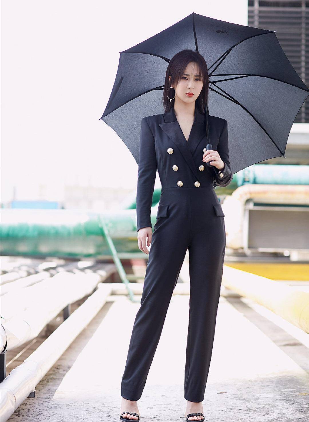 杨紫身上这款西装款连体裤是一直较为职业化的风格,适合工作时穿,有