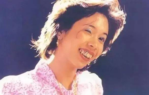 在电影《食神》里,莫文蔚颠覆了自己以往的形象,变成脸上有刀疤,大