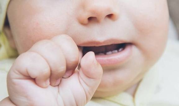 孩子幾個月長牙算正常？0-3歲寶寶出牙順序圖，你家娃長對了嗎