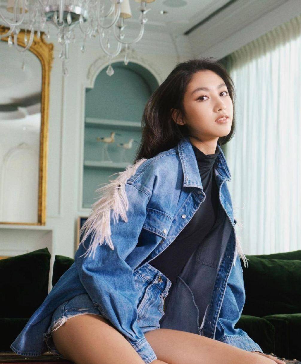 原创任达华女儿美得挺高调穿绑带毛衣配迷你裙美腿纤细真撩人