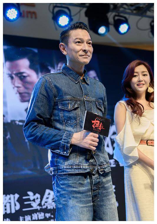 原创刘德华又帅了穿牛仔套装梳油头男生到中年好好打扮不会油腻