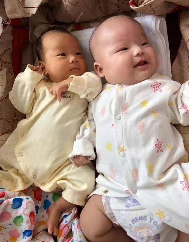 同一段时间出生的婴儿，一个吃母乳一个吃奶粉，半年后差距出来了