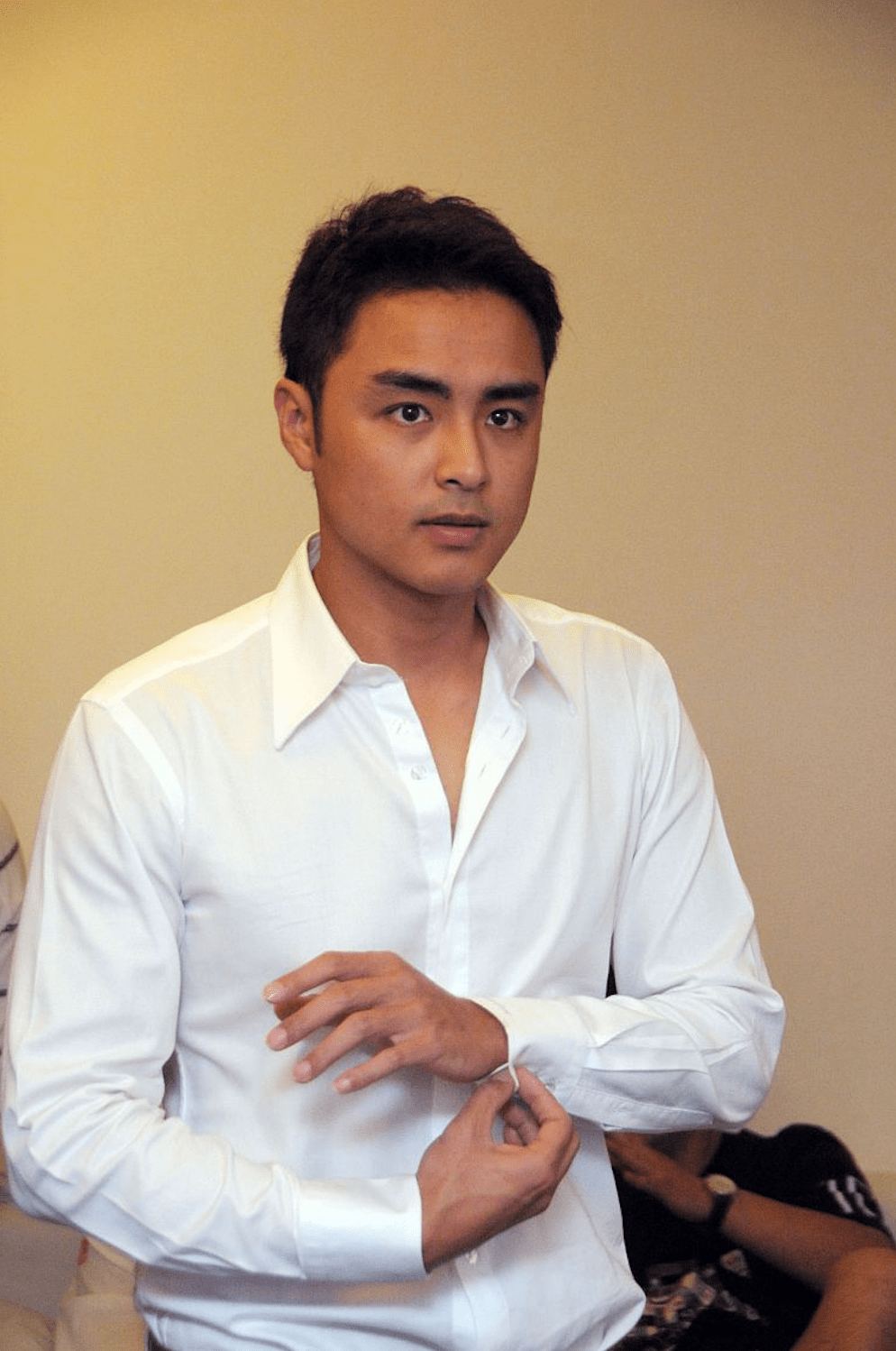 42岁明道陪母亲外出散步,两岁儿子帮忙推轮椅,三代同堂画面温馨