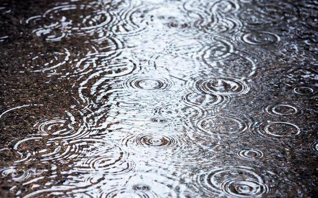 原创夜里下起了淅淅沥沥的小雨孤独的诗人写一首凄美之作句句伤感