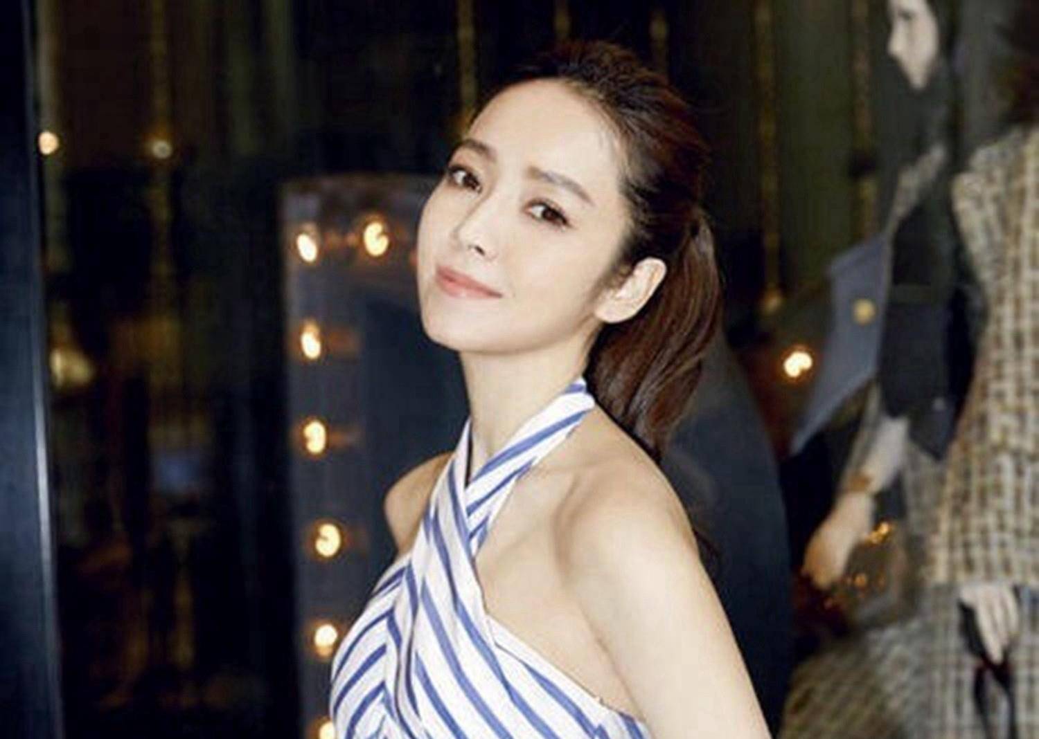 原创41岁侯佩岑晒两个儿子近照兄弟俩长相帅气眉宇间像极了双胞胎