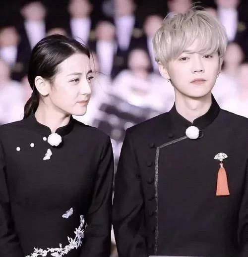 原创关晓彤唯一输给迪丽热巴的是哪当她穿上时尚后真相不言而喻