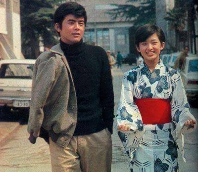 1980年3月7日,求婚成功是三浦友和与山口百惠正式签订婚约.