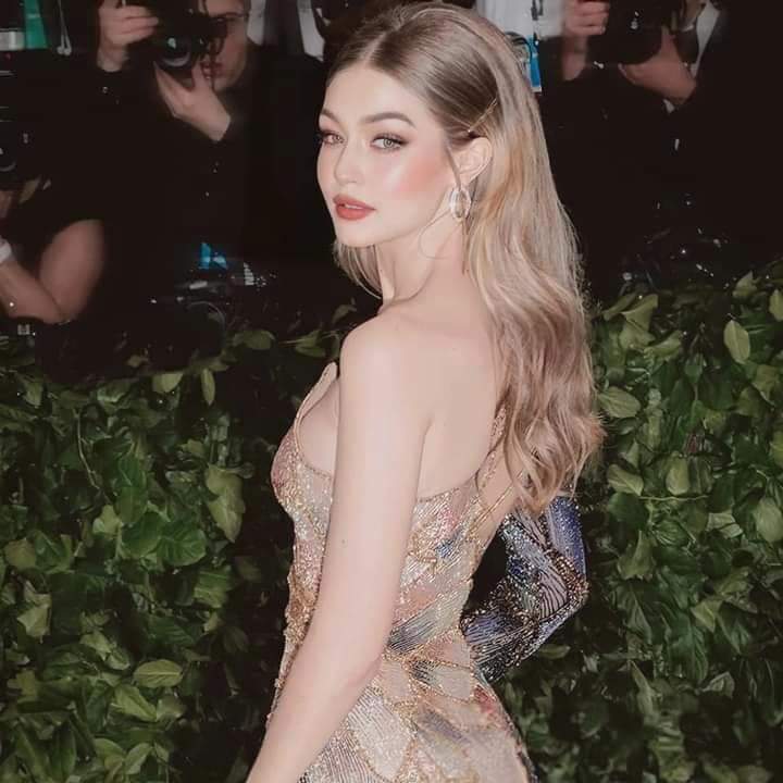 国际名模吉吉哈迪德今天生日妹妹贝拉买气球庆生现姐妹情深