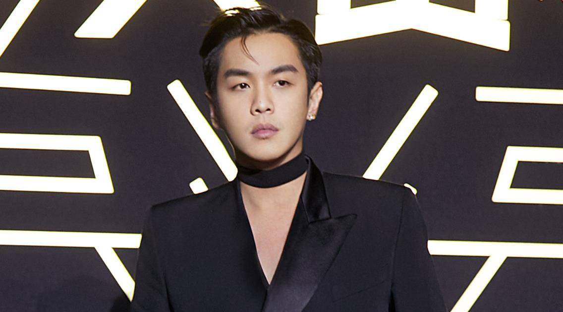 原创 都说张若昀红毯造型很狂野,看到他打唇钉的旧照,一点都不意外-万